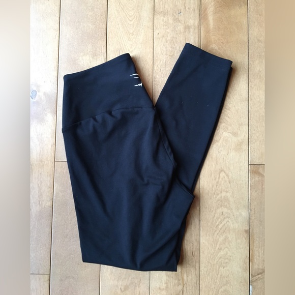 Gymshark crop black leggings - Picture 2 of 4